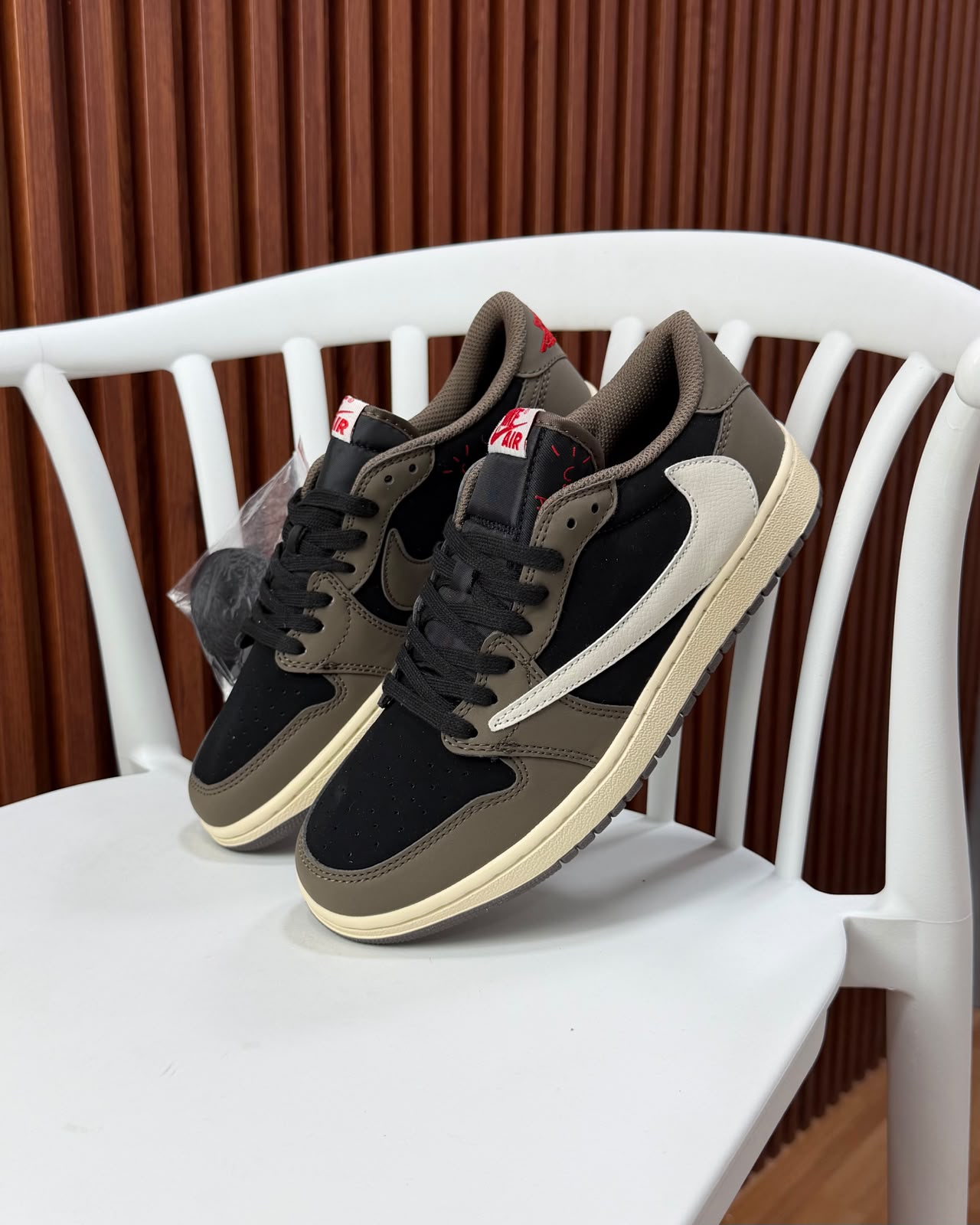 Jordan R1 Travis