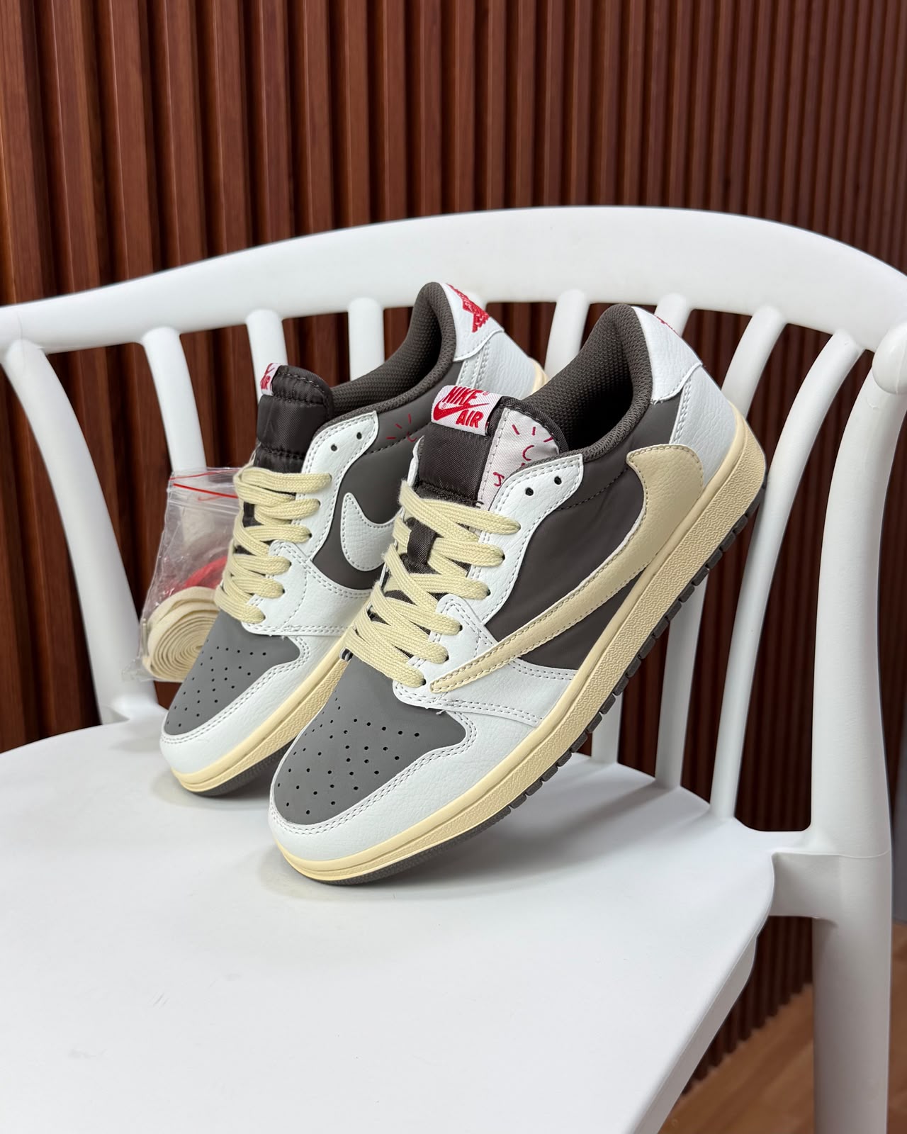 Jordan R1 Travis